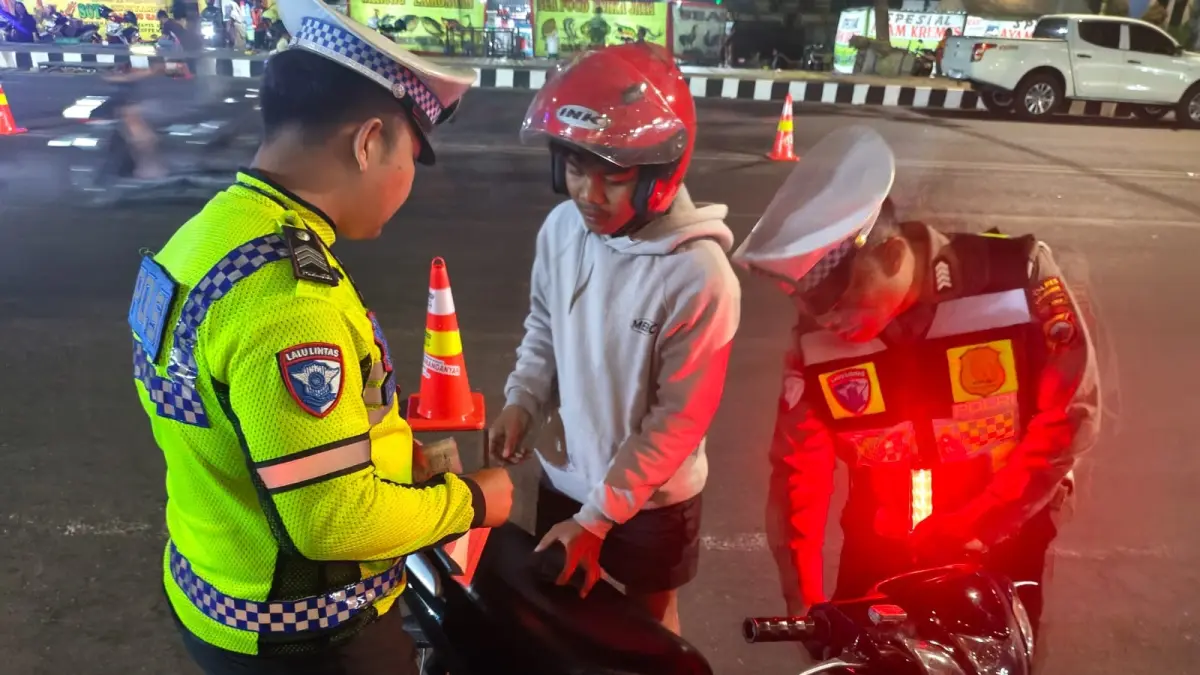 Satlantas Polres Karanganyar menindak pengendara dengan knalpot brong, Senin (28/9/2026) malam. (Ahmad Khairudin/Radar Solo)
