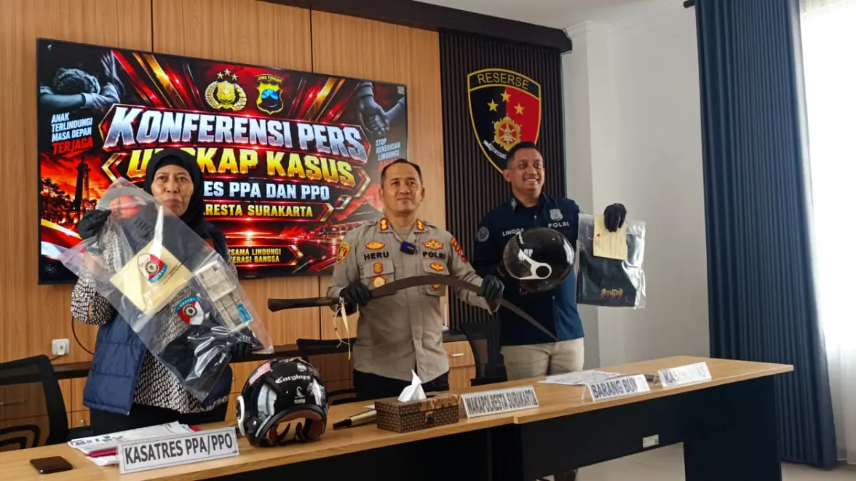 Wakapolresta beberkan barang bukti celurit. (A Christian/Radar Solo)