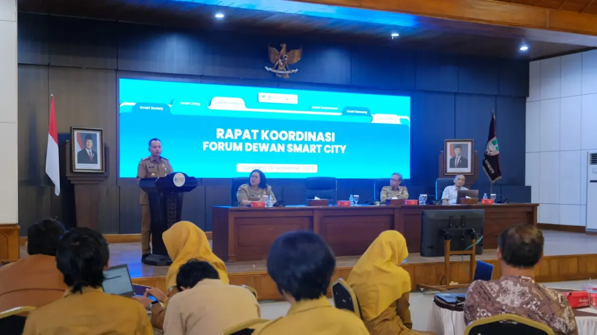 Wali Kota Solo Respati Ardi buka rakor Forum Dewan Smart City. (Silvester Kurniawan/Radar Solo)