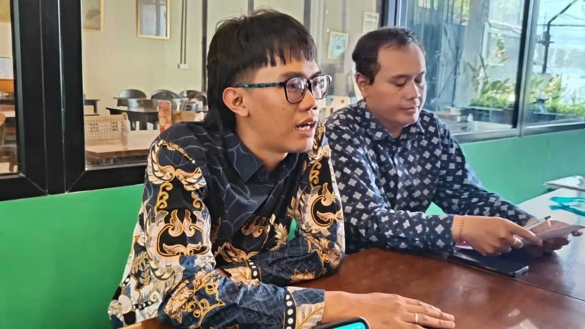 Almas Tsaqibbirru Re A beri keterangan terakit gugatan ijazah Gibran Rakabuming Raka. (A Christian/Radar Solo)