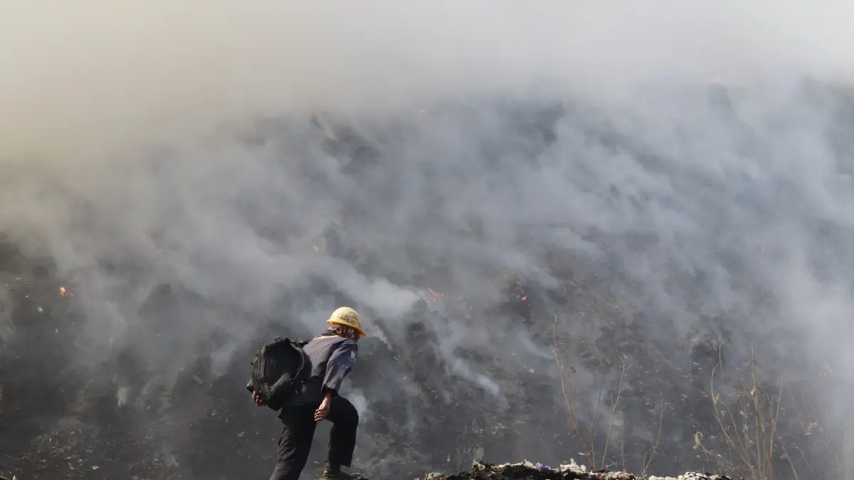 Asap masih mengepul dari gunungan sampah TPA Putri Cempo pekan lalu. (Kumala Triswandaru/Radar Solo)
