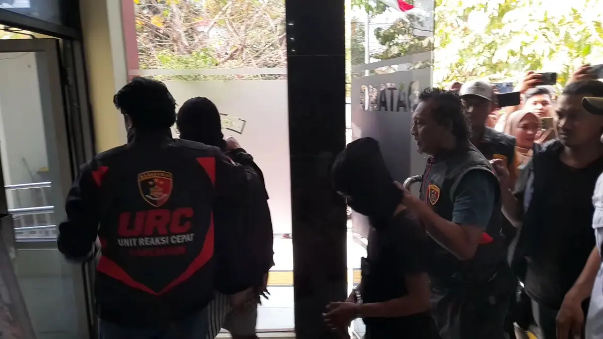 Dua orang pelaku perampokan toko sepatu di Karangpandan digelandang ke Kantor Satreskrim Polres Karanganyar, Rabu (30/9/2026). (RUDI HARTONO/RADAR SOLO)
