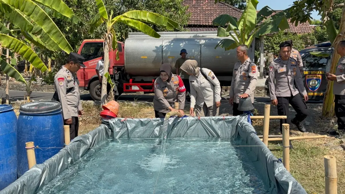 Jajaran Polres Sukoharjo dropping air bersih ke wilayah terdampak kekeringan, belum lama ini. (DOK. HUMAS POLRES SUKOHARJO)