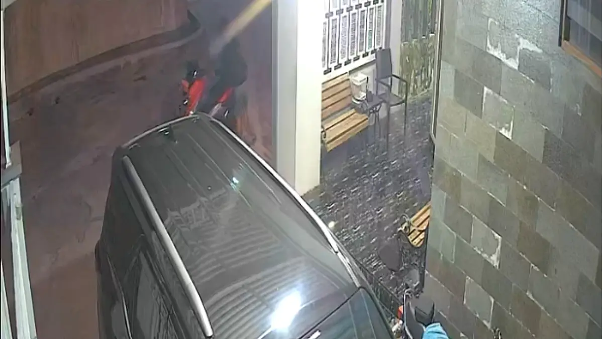 Pelaku curanmor motor dinas Kades Jelobo, Kecamatan Wonosari, Klaten pada Selasa (29/9/2026) dini hari. (Dokumentasi Video Facebook Anton Wahyu Pramono)