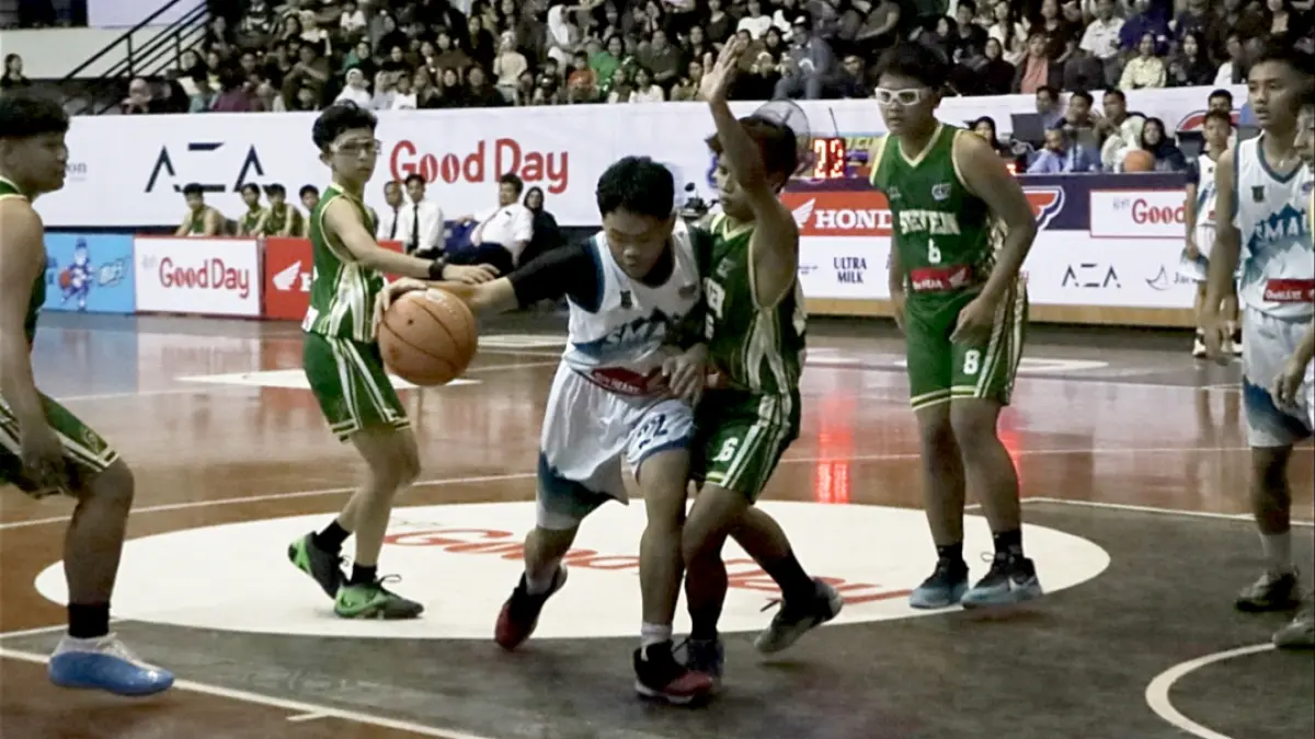 Pertandingan tim basket putra SMAN 5 Surakarta melawan SMAN 7 Surakarta di Sritex Arena, Selasa (29/9/2026). (M. Ihsan/Radar Solo)