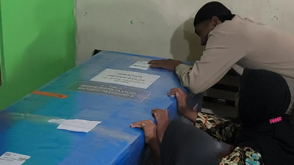 Peti jenazah Jevon Joechelin Jotham dipeluk keluarga saat tiba di rumah duka di Desa Ngringo, Kecamatan Jaten, Karanganyar, Rabu (30/9/2026). (Rudi Hartono/Radar Solo)