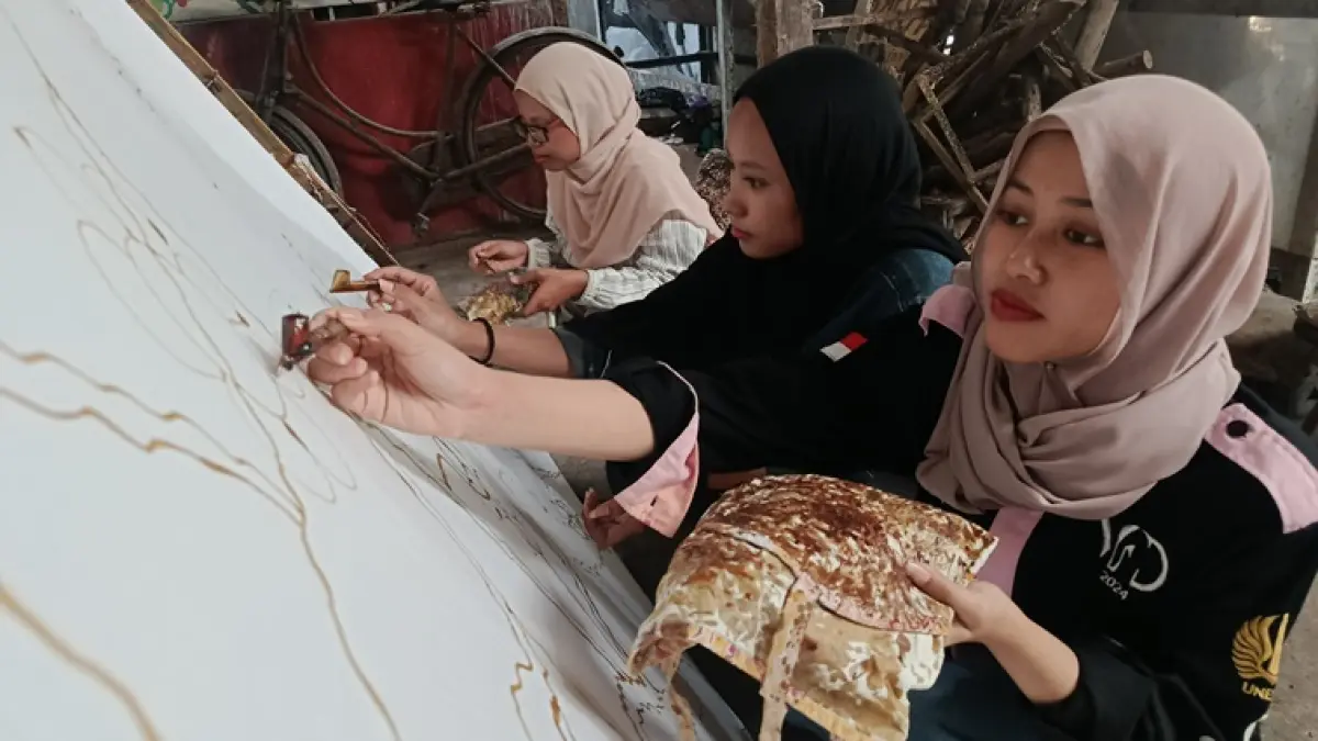Mahasiswa Universitas Negeri Semarang (Unesa) membatik menggunakan malam sawit. (ALFIDA NURCHOLISAH/RADAR SOLO)