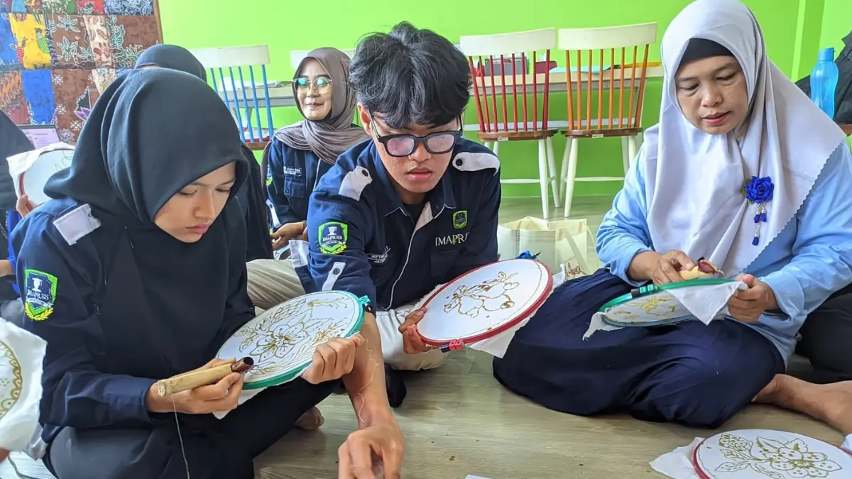 Ilustrasi mahasiswa Imapres Wonogiri membatik di Rumah BUMN Wonogiri belum lama ini. (IWAN ADI/RADAR SOLO)