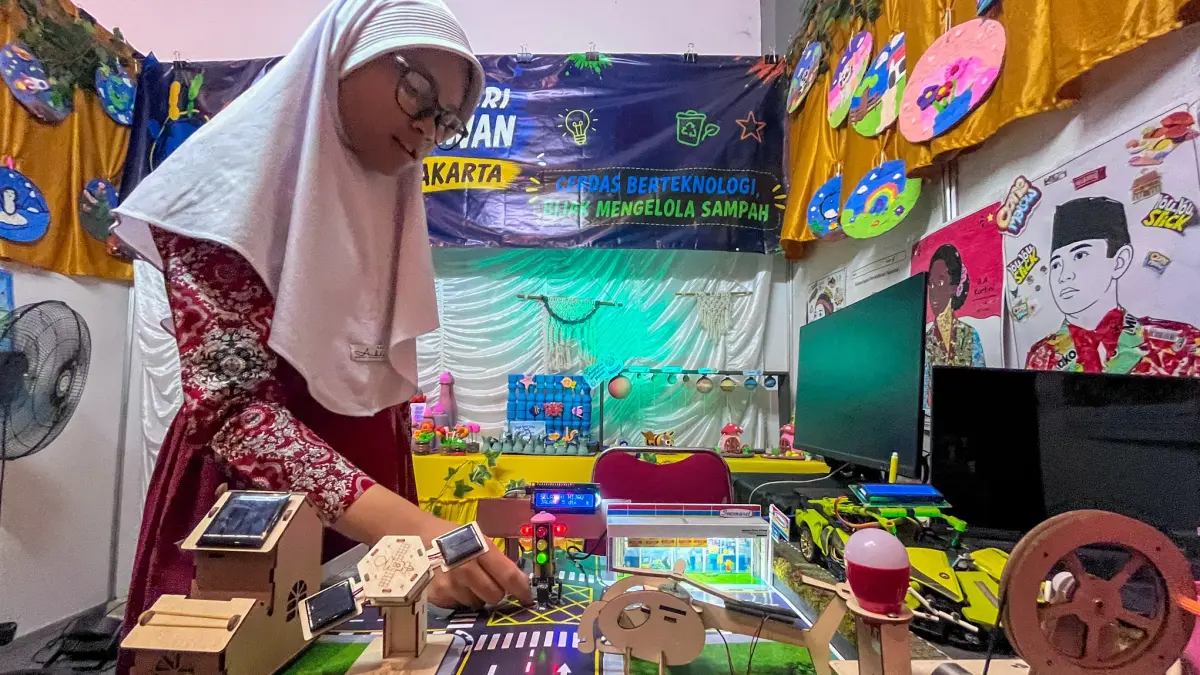 Miniatur traffic light berbasis coding karya dua siswa SDN Gurawan Solo. Foto bawah, pemrograman bisa dilakukan dari handphone (HP). (M IHSAN/RADAR SOLO)