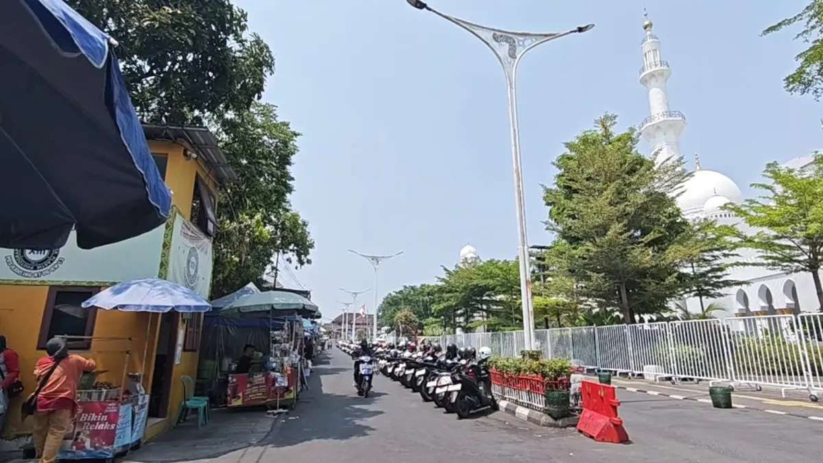 spanduk protes yang sebelumnya terpasang di sekitar Masjid Zayed sudah diturunkan kemarin. (Silvester Kurniawan/Radar Solo)