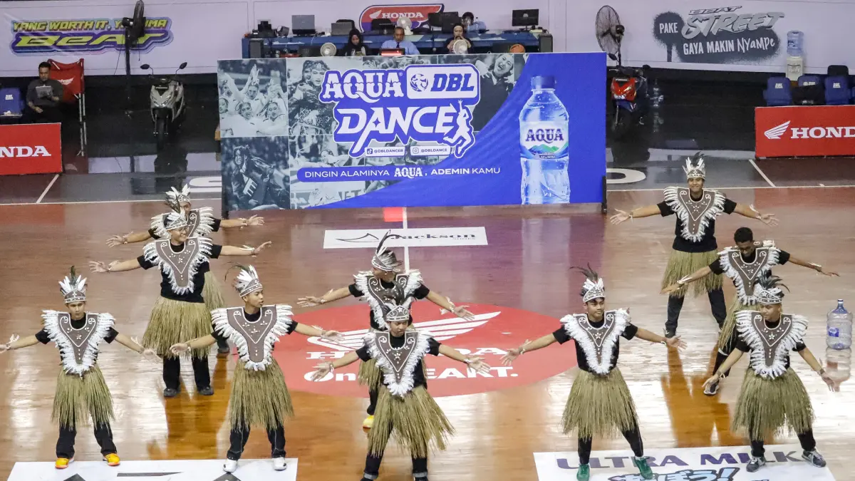 Tim dance SMA IT Nur Hidayah menarikan tarian nusantara dalam event AQUA DBL Dance 2026 Central Java-South. (Kumala Triswandaru/Radar Solo).