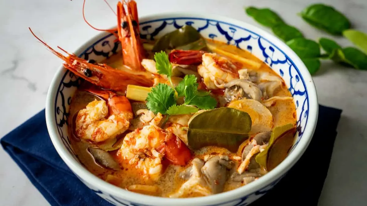 Tom Yum, sup khas Thailand dengan perpaduan rasa asam, pedas, gurih, dan aroma rempah.