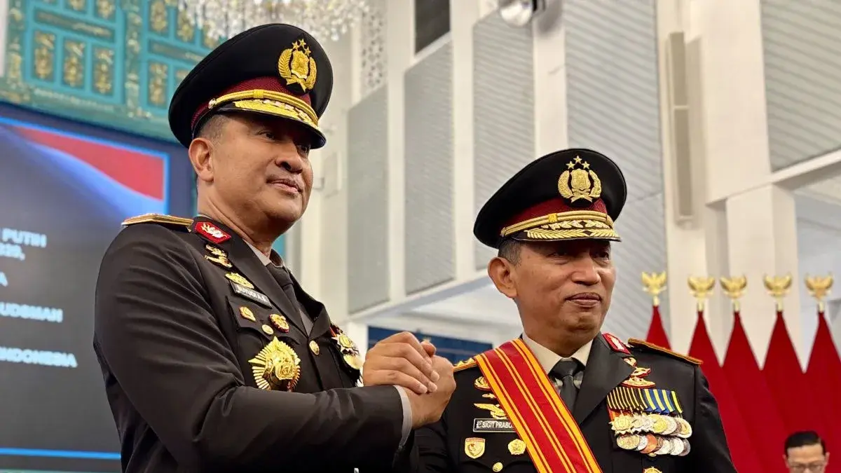 Kapolri Jenderal Pol. Suyudi Ario Seto (kiri) dan Kepala Staf Kepresidenan Jenderal Pol. Listyo Sigit Prabowo (kanan) menjawab pertanyaan wartawan saat jumpa pers setelah acara pelantikan kapolri baru di Istana Negara, Jakarta, Kamis (1/10/2026). ANTARA/Genta Tenri Mawangi.