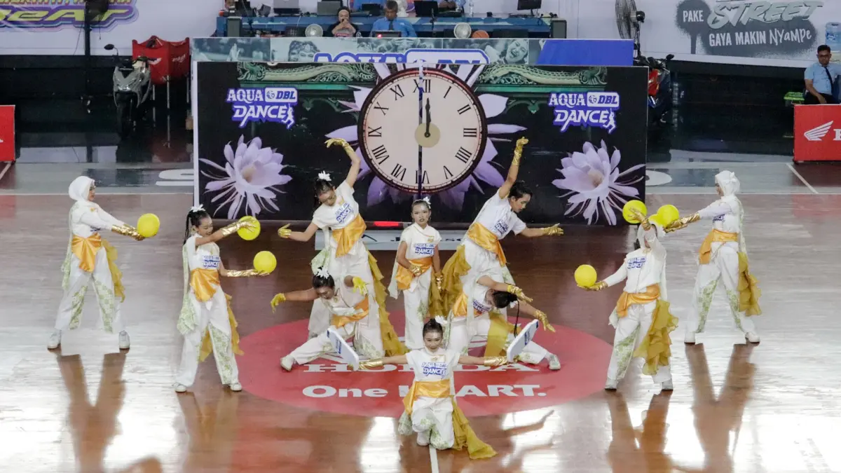 Tim Dance SMA 5 Angkat Sakralnya saat perform di AQUA DBL Dance 2026 Central Java-South. (Kumala Triswandaru/Radar Solo)