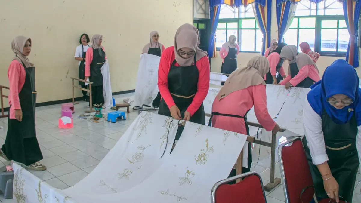 Anggota PIIAD Wonogiri bersama anggota DPRD wanita dan pegawai Setwan membatik Sabtu (3/10/2026). (Istimewa)