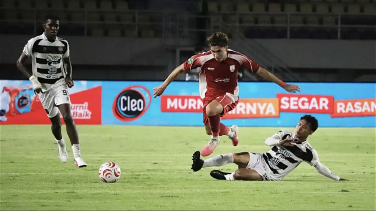 Bek Persis Solo Oliver Leeming dijegal pemain Kendal Tornado FC di Stadion Manahan, Sabtu malam (3/10/2026). (Kumala/Radar Solo)