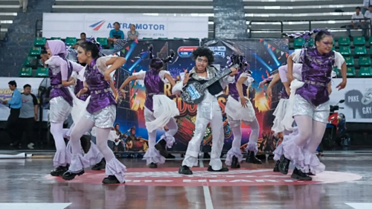 Perform dari tim dance SMAN 7 Surakarta di ajang AQUA DBL Dance di Sritex Arena. (Dok. DBL Indonesia)