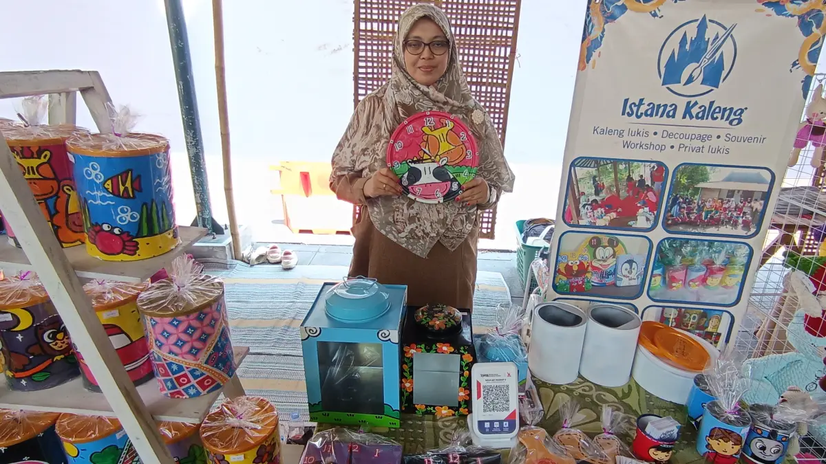 Siti Restamti menyulap berbagai barang bekas menjadi kerajinan unik. (A Chrstian/Radar Solo)