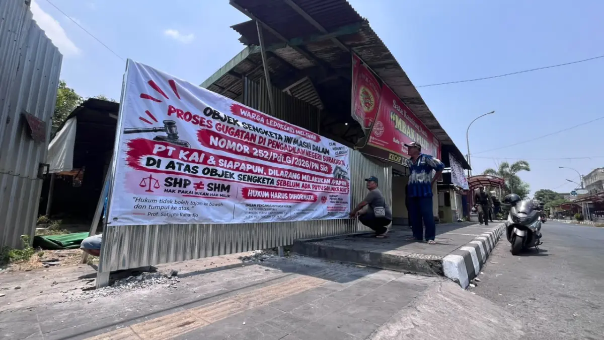 PT KAI pasang pagar seng dan spanduk di lahan sengketa Ledoksari. (M Ihsan/Radar Solo)
