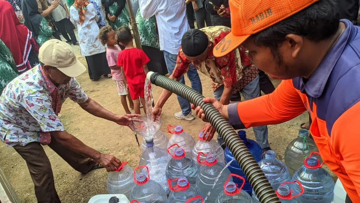 Dropping air bersih kepada warga Wonogiri yang terdampak kekeringan. (DOK.BPBD WONOGIRI)
