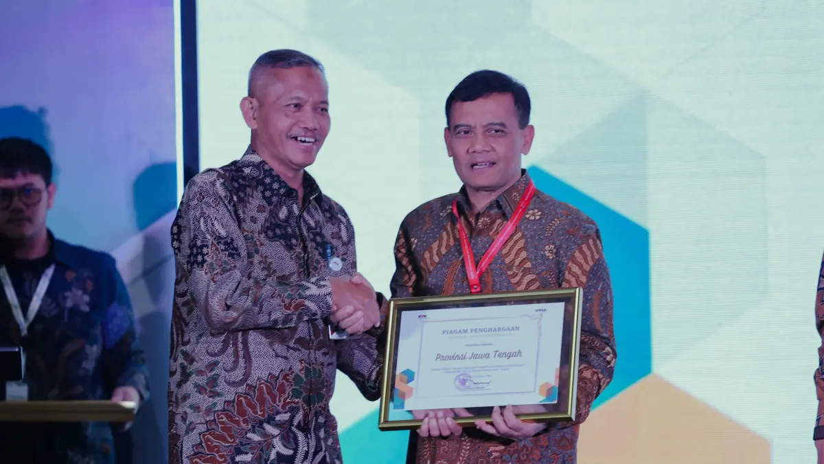 Gubernur Jateng Ahmad Luthfi menerima penghargaan dari KPK dalam ajang Apresiasi Komitmen Pendidikan Antikorupsi Tahun 2026 di Gedung Juang KPK, Jakarta, Selasa (6/10/2026). Penghargaan diberikan atas konsistensi penguatan nilai integritas di lingkungan pendidikan melalui program inovatif Sekolah Berintegritas (SBI).