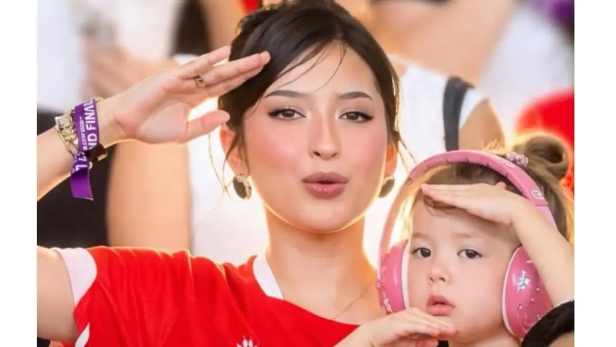 Jennifer Coppen tampil dengan makeup baddie look saat menyaksikan final Timnas Indonesia. (Threads: jenniferhubner)
