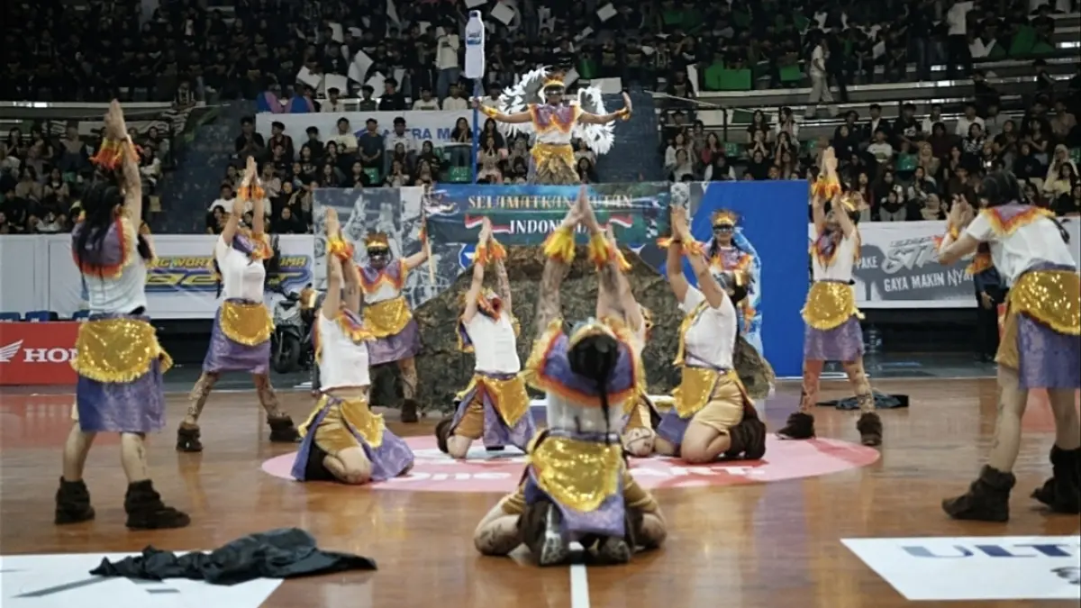 Tim dance SMA Regina Pacis Surakarta saat perform dalam ajang AQUA DBL Dance di Sritex Arena. (Dok. DBL Indonesia)