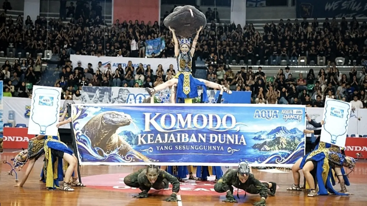 Tim dance SMAN 2 Surakarta saat perform dalam ajang AQUA DBL Dance di Sritex Arena. (Dok. DBL Indonesia)