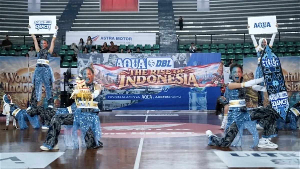 Tim dance SMAN 3 Surakarta saat perform dalam ajang AQUA DBL Dance di Sritex Arena. (Dok. DBL Indonesia)