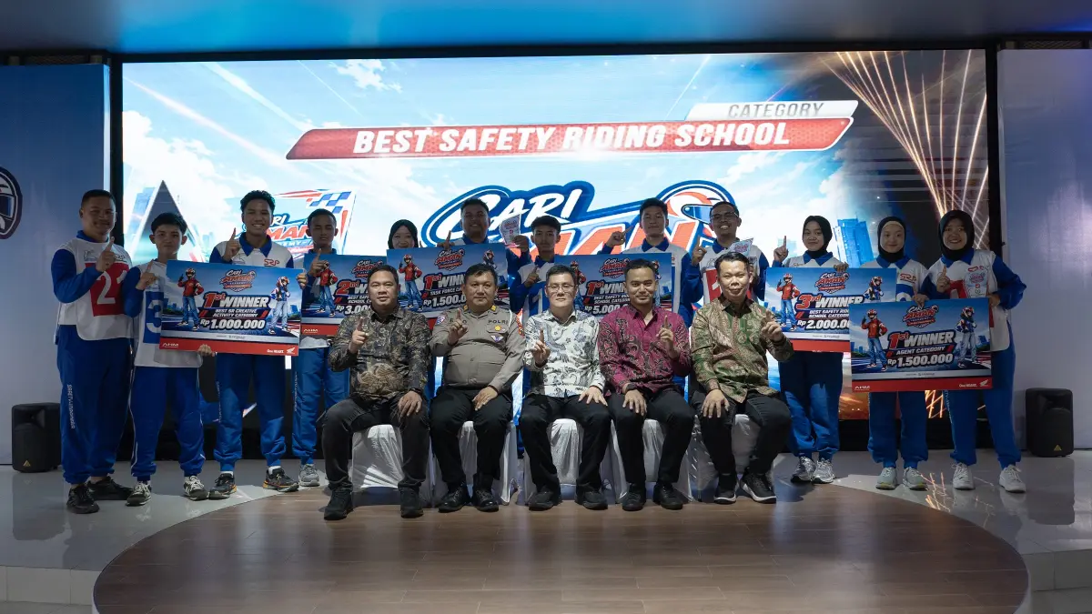 Para Pemenang Cari Aman Academy berfoto bersama dengan (kiri ke kanan) Kresna Murti Dewanto Marketing Manager Astra Motor Jateng, AKP Susilo Eko Nurwardani Perwakilan Ditlantas Polda Jateng, Budi Yanto Region Head Astra Motor Jateng, Daniel Aria Manager Safety Riding Departemen PT AHM, dan Dharma Widjaja Marketing dan Logistic Departemen Head Astra Motor Head Office