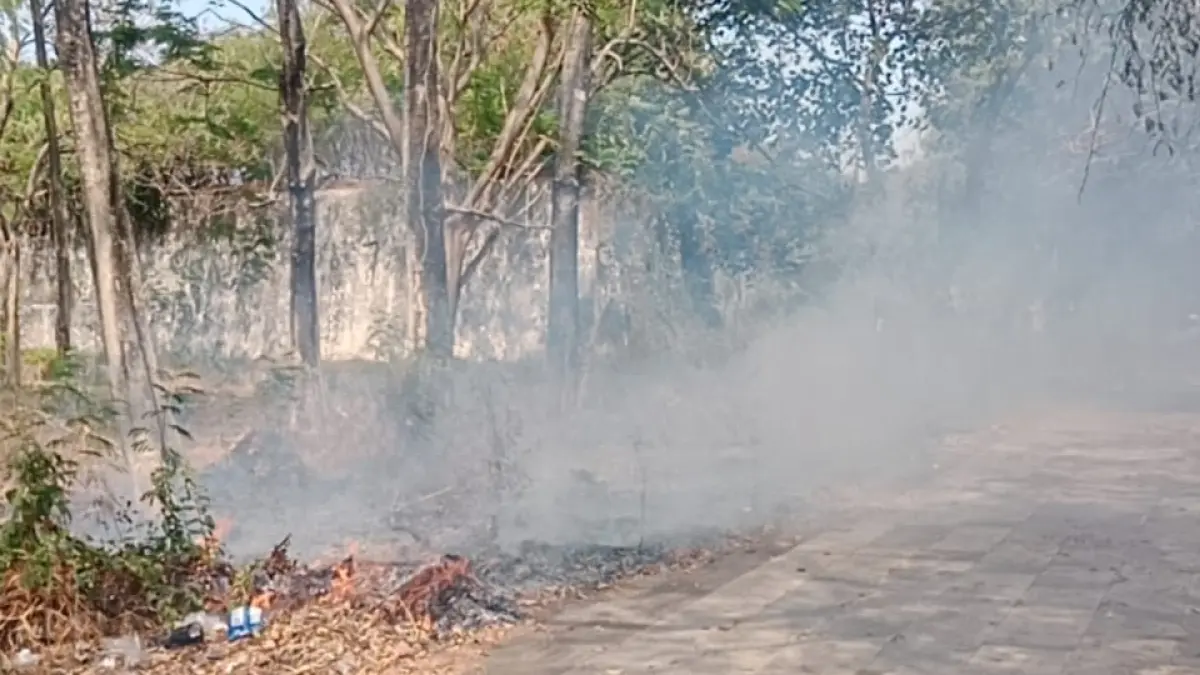 Api nyaris merembet ke Benteng Vastenburg karena dipicu bakar sampah sembarangan, Senin (12/10).