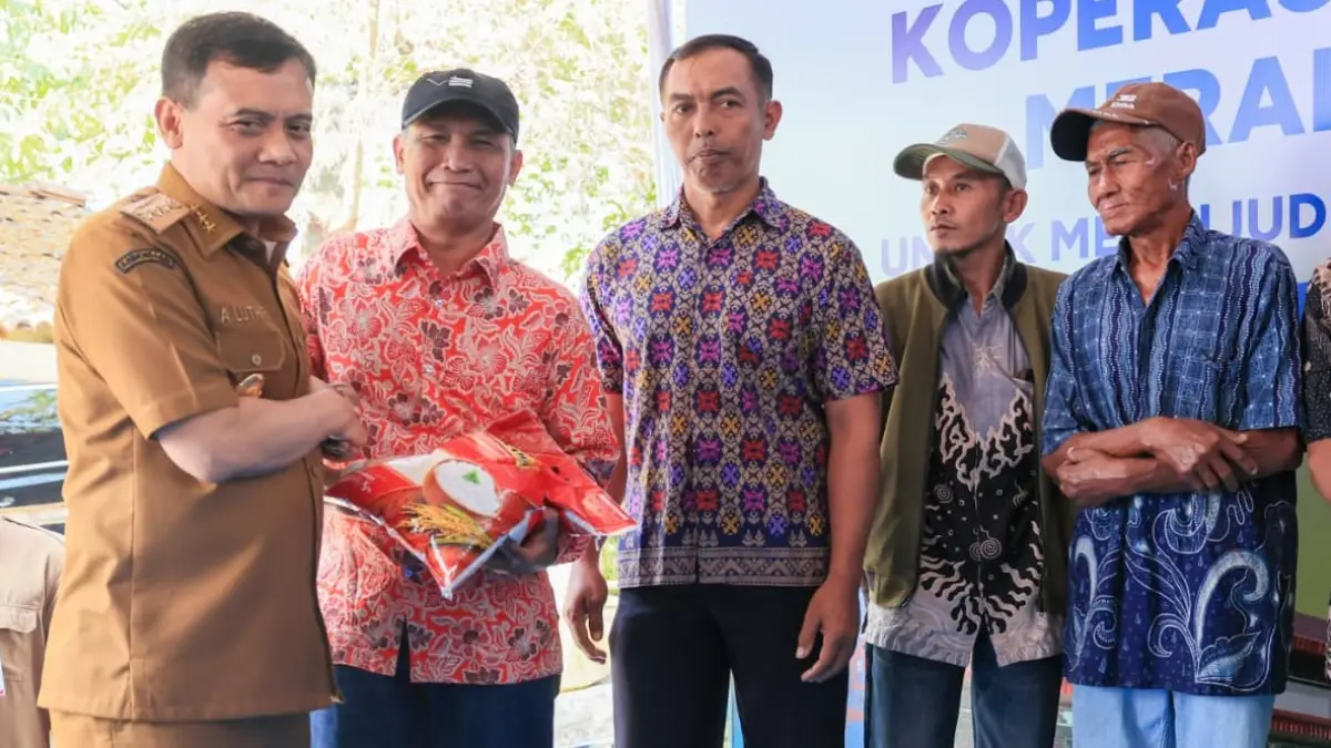 Gubernur Jawa Tengah Ahmad Luthfi di sela mendampingi kunjungan kerja Menteri Koordinator (Menko) Bidang Pangan Zulkifli Hasan bersama Menteri Perdagangan Budi Santoso dalam rangka meninjau operasionalisasi Koperasi Desa/Kelurahan Merah Putih (KDKMP) di Kabupaten Sukoharjo, Selasa (13/10/2026). (PEMPROV JATENG)