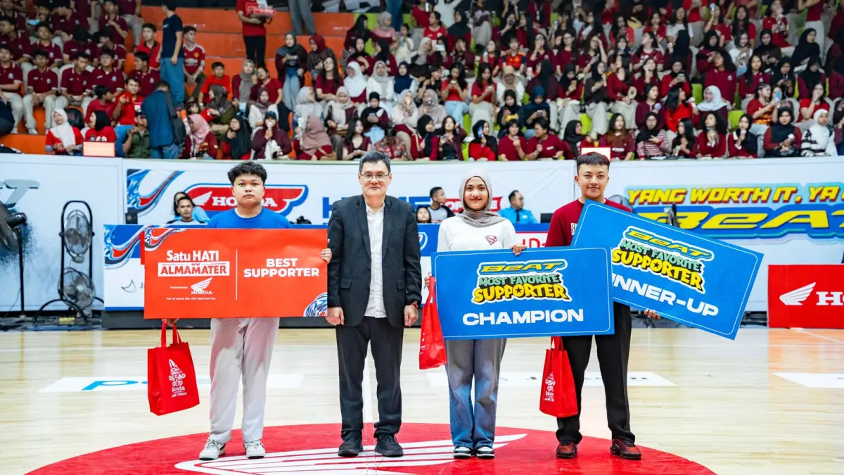 Region Head Astra Motor Jawa Tengah Budi Yanto (Jas Hitam) berfoto bersama dengan Satu Hati Almamater Champion SMAN 3 Semarang (ujung kiri) dan BeAT Most Favorite Supporter Central Java North Champion SUPERMAN SMAPA - SMAN 4 Semarang (cewek) dan Runner Up SNIPER SMANSSA - SMAN 1 Salatiga (ujung kanan)