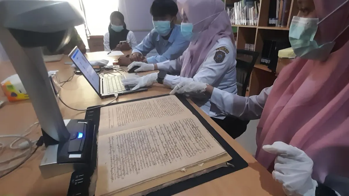 Upaya digitalisasi naskah kuno di Disarpus Karanganyar. (Rudi Hartono/Radar Solo)