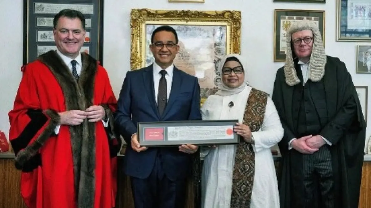 Anies Baswedan menerima penghargaan sipil Freedom of the City of London dalam upacara di Guildhall, London, Inggris. Penghargaan bersejarah ini diharapkan menjadi peluang untuk memperluas kerja sama dan pertukaran pengetahuan antara Indonesia dan London. (Instagram)