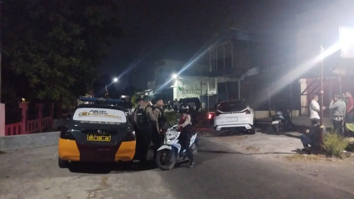 Aparat dikerahkan di Desa Purbayan, Bali, Sukoharjo, Senin (19/6/2026) malam. (SILVESTER/RADAR SOLO)