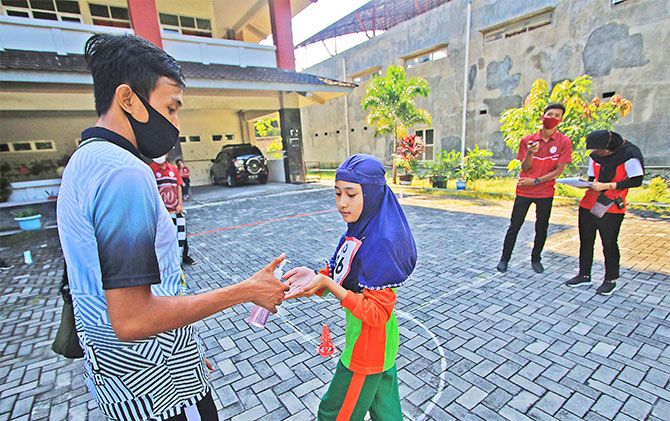 Tim kepelatihan dari Fakultas Keolahragaan (FKOR) UNS semprotkan hand sanitizer kepada peserta seleksi kelas khusus olahraga di SMPN 1 Surakarta, Juni 2020 lalu.