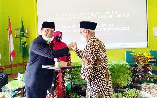 Lepas sambut kepala MTsN 1 Boyolali dari Syammuji (kiri) ke Suradi, Senin (25/1).