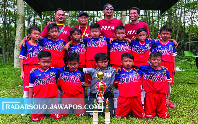 PEMAIN POTENSIAL: Skuad SSB PRPM Karanganyar usai jadi juara di ajang Jateng Football Championship di Salatiga (28/3). (SSB PRPM KARANGANYAR FOR RADAR SOLO)