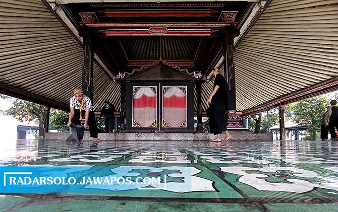 Abdi dalem dan sentana Keraton Kasunanan Surakarta kerja bakti membersihkan lingkungan keraton, kemarin (23/3). (M. IHSAN/RADAR SOLO)