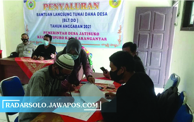 DINANTI-NANTI: Penyaluran bantuan langsung tunai (BLT) dana desa di Desa Jatisuko, Kecamatan Jatipuro, beberapa waktu lalu. Penyaluran BLT minyak goreng Jumat (15/4). (RUDI HARTONO/RADAR SOLO)