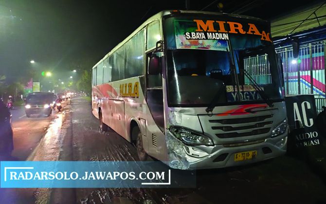 DIAMANKAN: Bus Mira yang terlibat kecelakaan maut di Sragen, Kamis malam (5/3). (AHMAD KHAIRUDIN/RADAR SOLO)