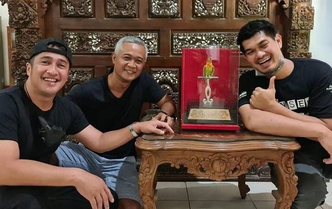Irfan Hakim foto bersama Kusumo yang diawetkan, serta sang pemilik, Sigit Marwanto. (INSTAGRAM IRFAN HAKIM)