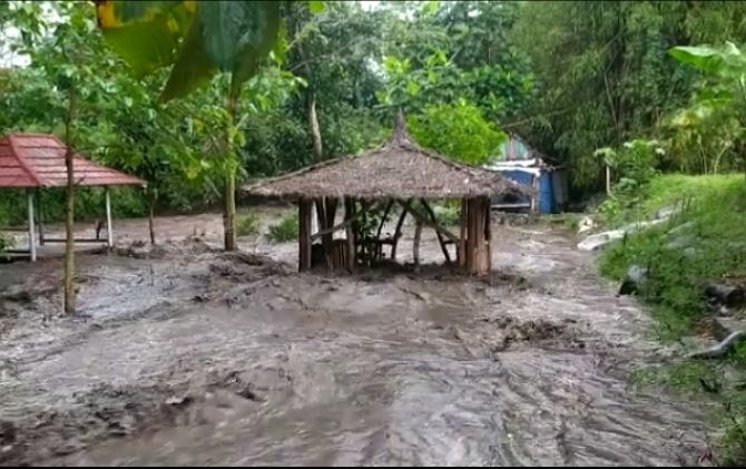 Tangkapan layar video yang menunjukan gazebo di bantaran Kali Pusur Desa Karanglo, Kecamatan Polanharjo terkena hantaman derasnya air. (ISTIMEWA)