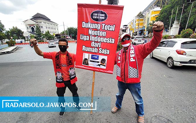 Pasoepati melakukan sosialisasi untuk mendukung dan menonton Piala Menpora 2021 di rumah saja. (RYAN AGUSTIONO/RADAR SOLO)