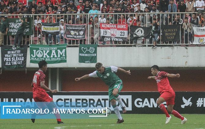 Striker PSS Sleman Cristian Gonzales (tengah) dikawal dua pemain Persis Solo dalam sebuah laga persahabatan, awal 2019 silam. (RADAR JOGJA PHOTO)   