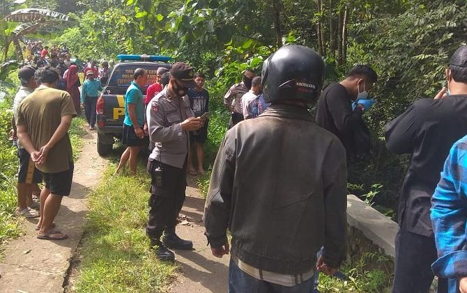 Polisi melakukan evakuasi korban yang jatuh ke dasar sungai. (RUDI HARTONO/RADAR SOLO)