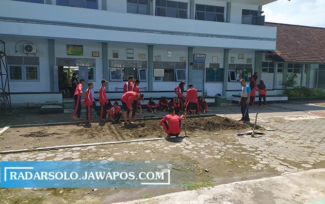 Sejumlah murid SMPN 1 Selogiri mengikuti mata pelajaran olahraga dengan didampingi guru sebelum pandemi (IWAN ADI LUHUNG/RADAR SOLO)