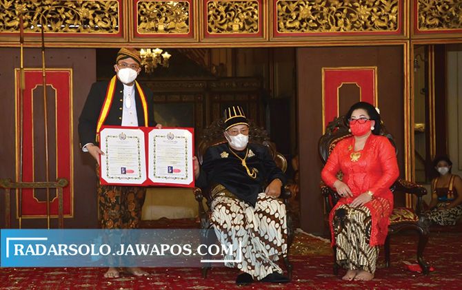 Ketua BPK Agung Firman Sampurna (berdiri) usai menerima gelar kebangsawanan dari PB XIII Hangabehi. (ISTIMEWA)