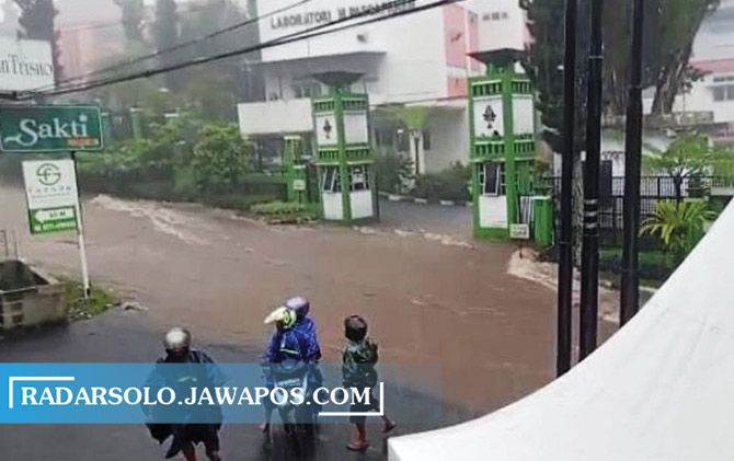 Jalan utama kawasan Tawangmangu terndam banjir. (RUDI HARTONO/RADAR SOLO)